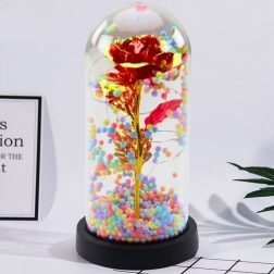 Örök rózsa LED világítással és színes golyókkal kupolában piros