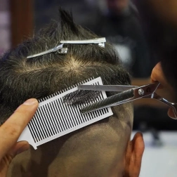 Professzionális fehér fodrászfésű vágáshoz és halványításhoz ergonomikus nyéllel