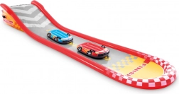 Felfújható versenypálya csúszdával és úszó matracokkal