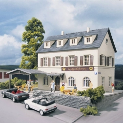 Piko Hobby vidéki Korona vendégfogadó H0 készlet