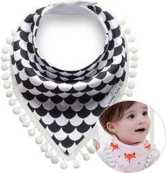 Gyermek sál pomponokkal – fekete-fehér mintás