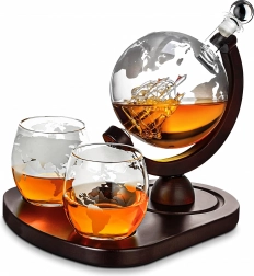Díszdobozos whiskyszett földgömb alakú karafával 850 ml és két gravírozott pohárral