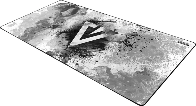 Hatalmas felület a billentyűzetnek és az egérnek