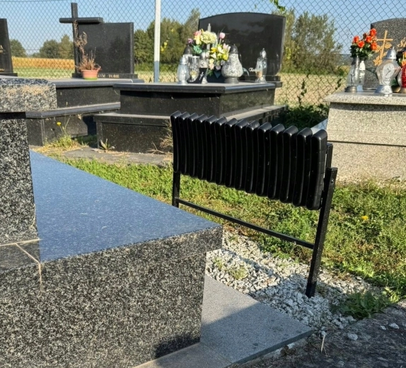 Méltóságteljes megjelenés a sírnál