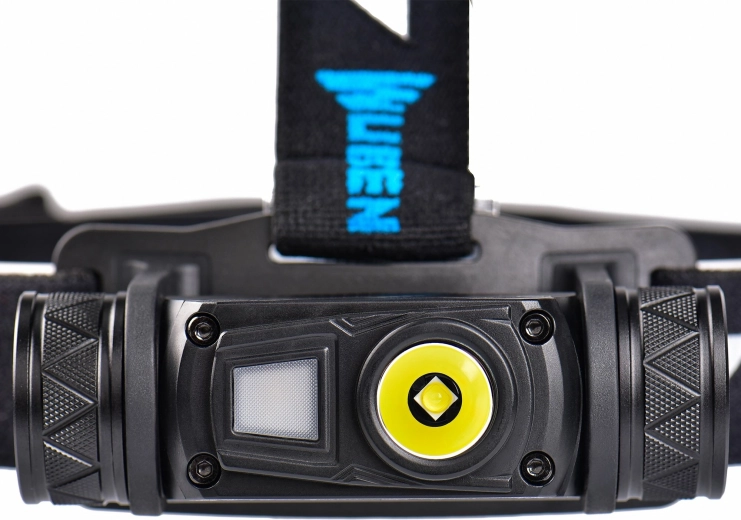 10 üzemmód, köztük piros és SOS