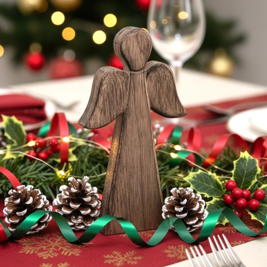 Karácsonyi hangulat az asztalon és a kandallópárkányon