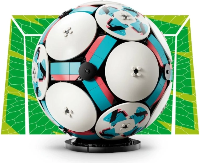 Stílusos kiállítás fekete talppal