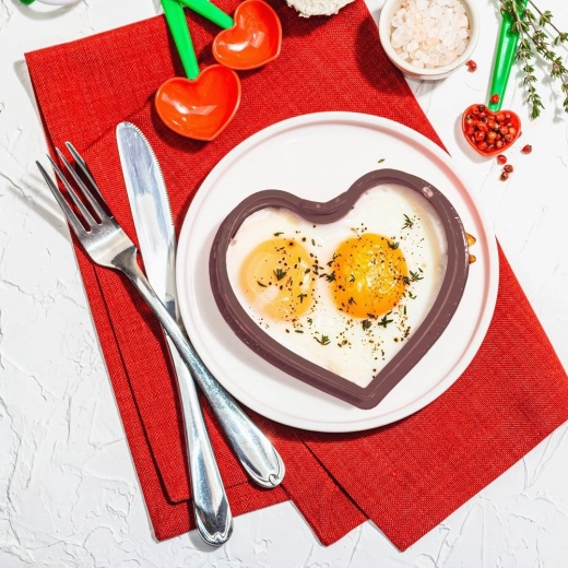 Tökéletesen formázott tojások és palacsinták