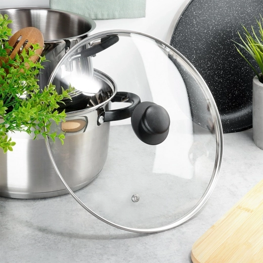 Masszív rozsdamentes acél perem és kényelmes fogantyú