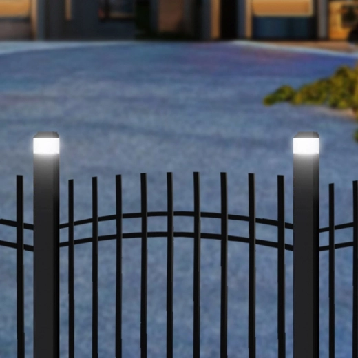 Elegáns megvilágítás a bejárathoz és a kerítéshez