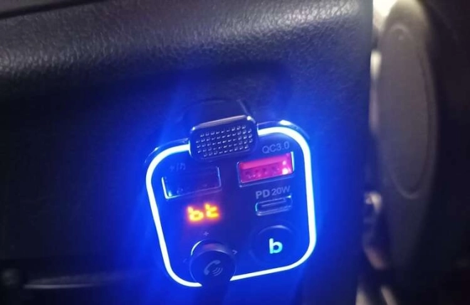 Bluetooth 5.0 és kihangosító a kényelmes utazáshoz