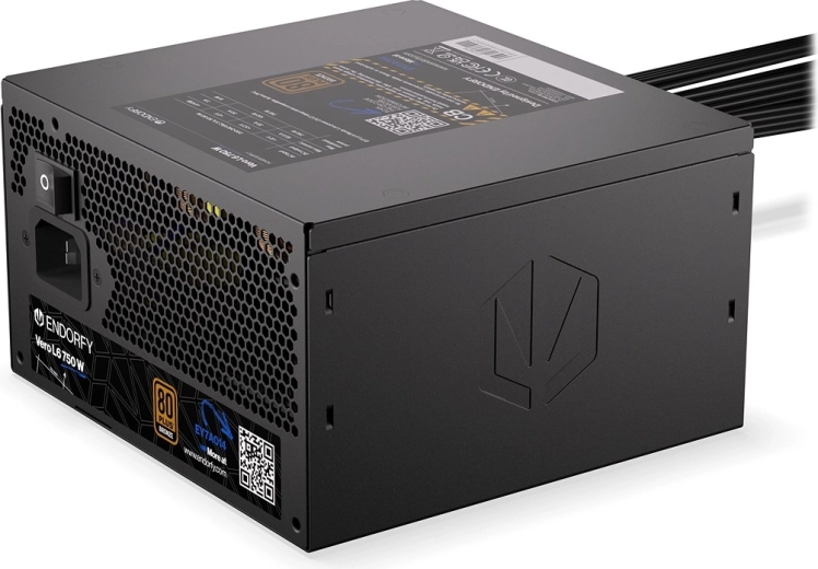 Csendes Stratus 120 mm és 105 °C-os kondenzátorok