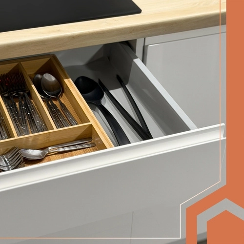 Rend a fiókokban és evőeszközök rendszerezése