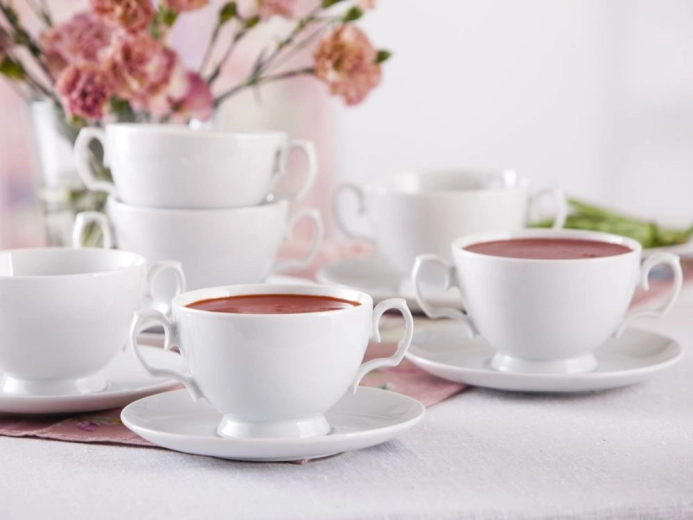 Időtálló fehér porcelán elegáns tálaláshoz