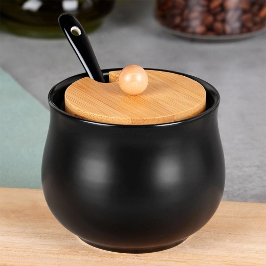 Praktikus kanál nyílással a fedőben