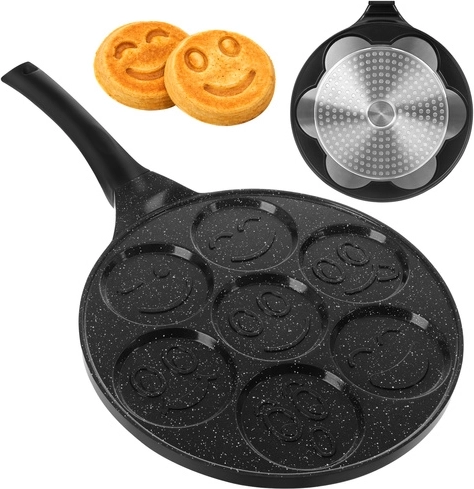 Hét palacsinta egyszerre vidám arcokkal