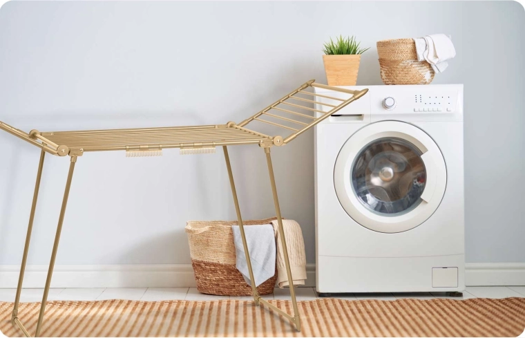 Stabil fémkonstrukció arany felülettel