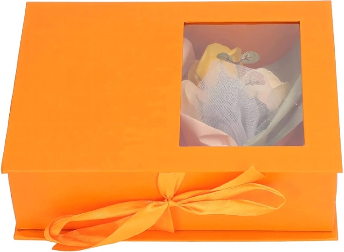 Ajándékcsomagolás és virágos kiegészítő