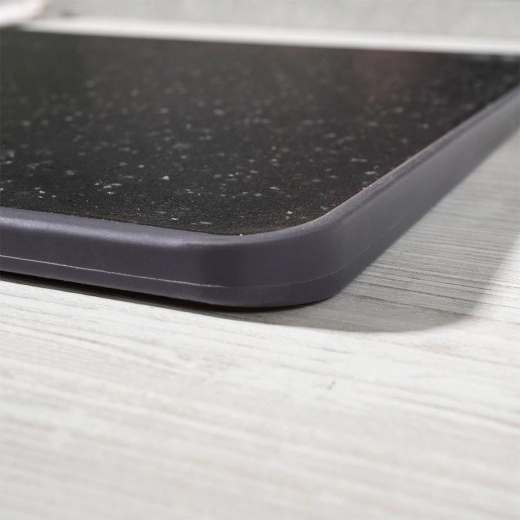 Csúszásgátló peremek a biztonságos szeletelésért