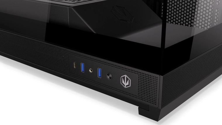Oldalsó I/O panel mindig kéznél