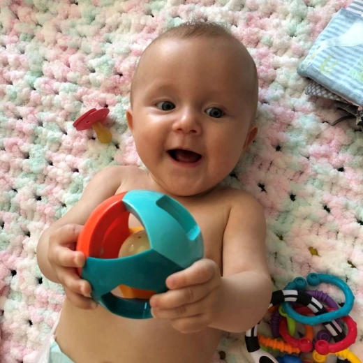 Szórakoztató csörgés és érzékszervi stimuláció