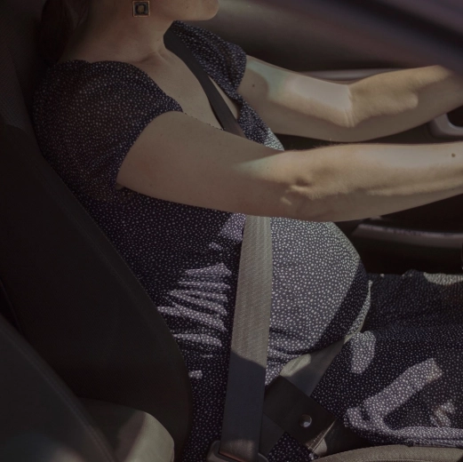 Biztonságos övvezetés a pocak alatt