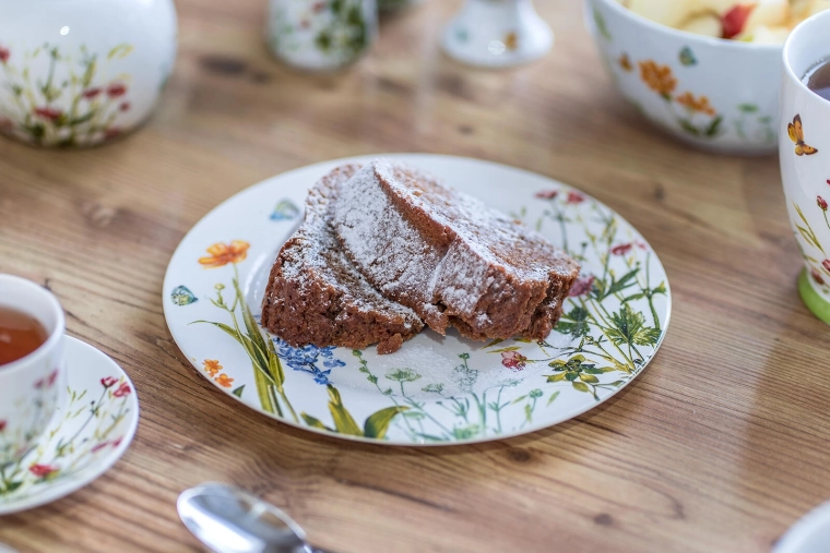 Virágmintás dekor, amely beragyogja az asztalt