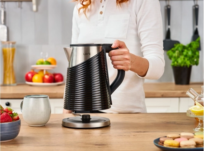 Kényelmes kiöntés és 360°-ban forgatható talp