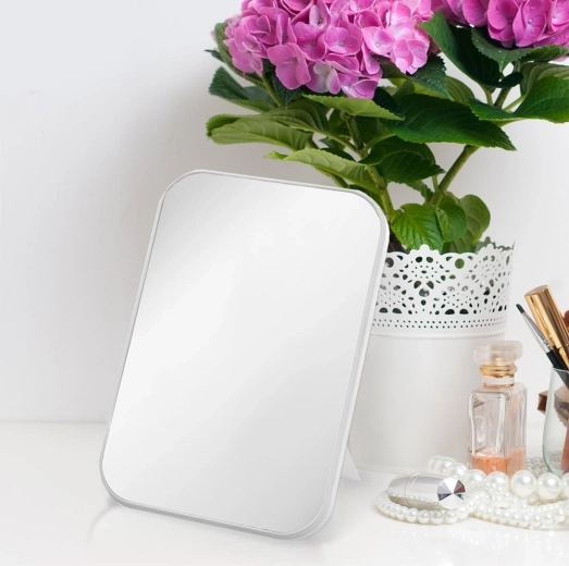 Tiszta tükörkép a precíz sminkeléshez