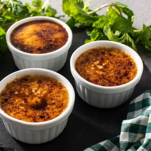 Elegáns, bordázott porcelán