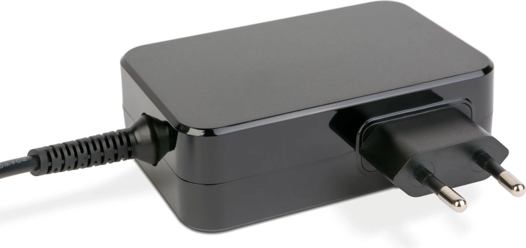 90 W-os fekete USB-C hálózati tápegység