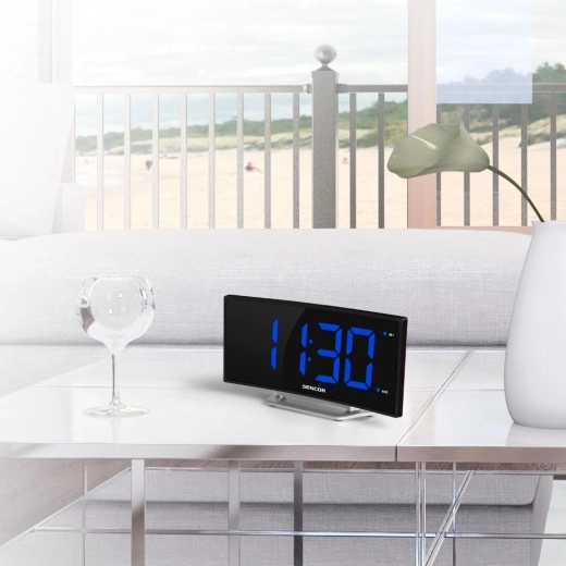 Állítható fényerő és Snooze funkció