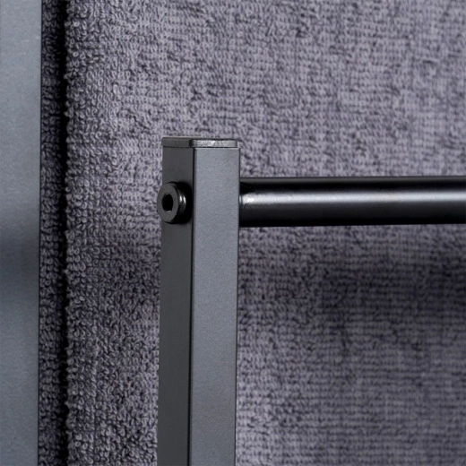 Masszív fém váz matt felülettel