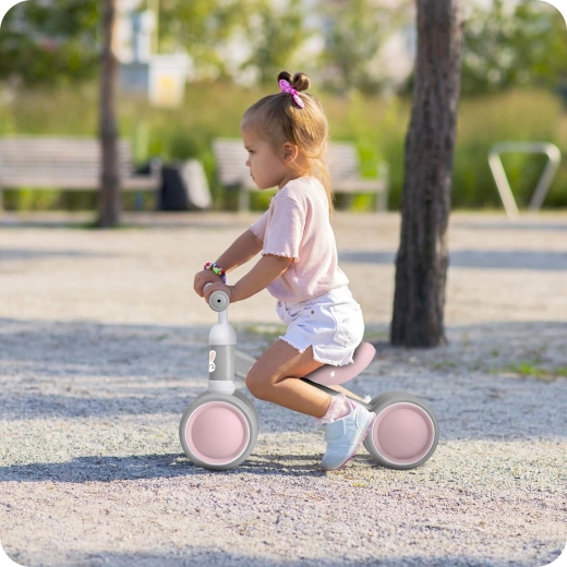 Stabil háromkerekű kialakítás az első lépésekhez