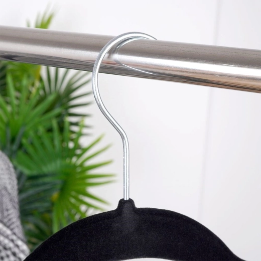 Csúszásmentes bársony óvja a ruhákat