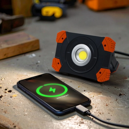 Újratölthető reflektor power bank funkcióval