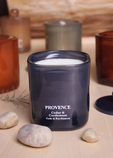 Illatgyertya üvegben Provence cédrus és kardamom 25 óra