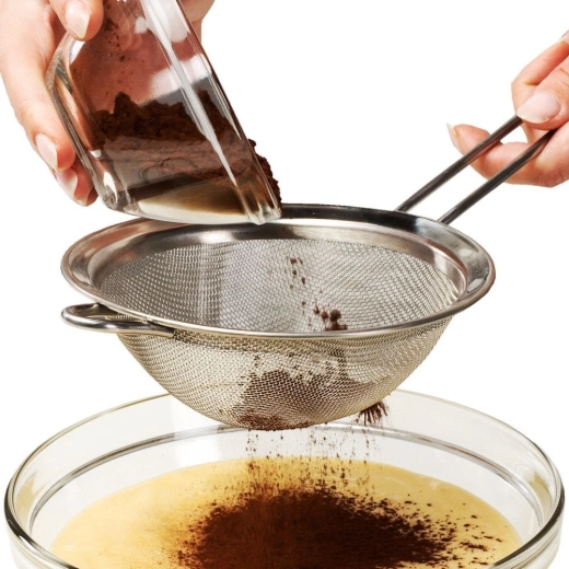 Precíz szórás és szitálás sütés közben