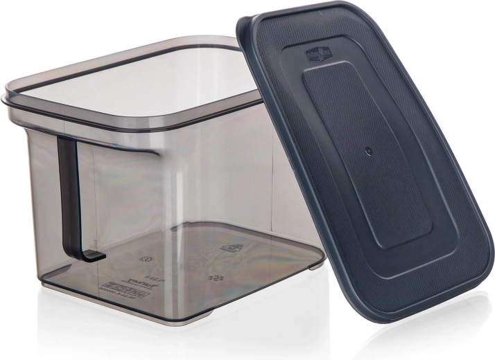 Helytakarékos, egymásra rakható kialakítás