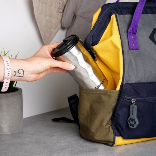 Ergonomikus forma, amely illeszkedik az autós pohártartókba