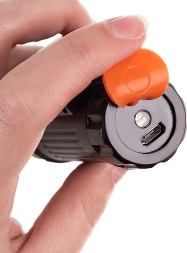 USB-töltés és mágnes a kéz nélküli munkához