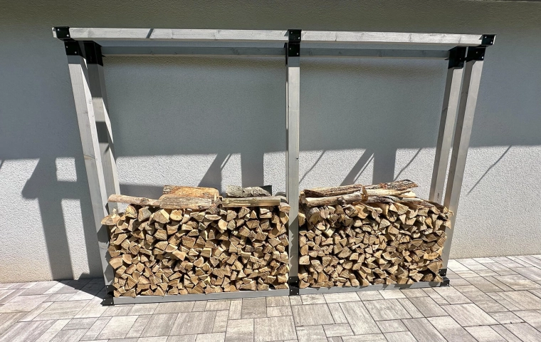 Stabil és szellős fahasáb-tárolás