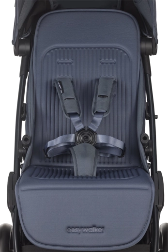 Ergonomikus, extra tágas ülés XXL kupolával
