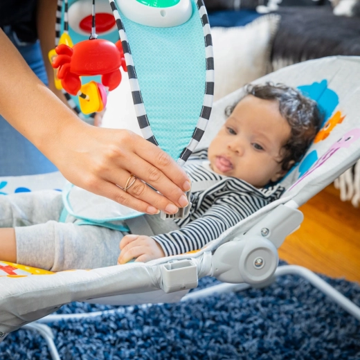 Levehető ív lógó játékokkal