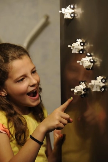 Közlekedés függőleges fémfelületeken