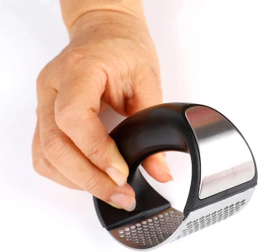 Kézi rozsdamentes acél fokhagymaprés ergonomikus fogantyúval