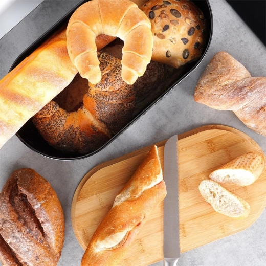 A fa fedél vágódeszkaként szolgál