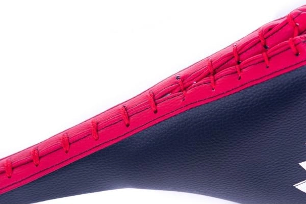 Tartós szintetikus bőr és erős varrások