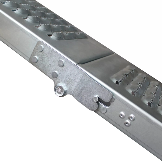 Biztonságos felhajtás csúszásmentes perforációnak köszönhetően