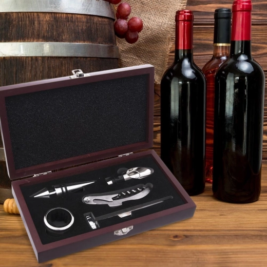 Minden az üvegnyitáshoz és felszolgáláshoz egy dobozban